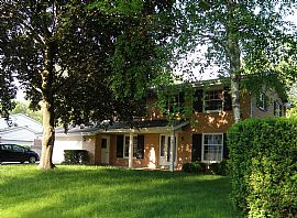 Water Front 4 Bed Single Family Home in Milwaukee, WI (Photo 2 of 8)