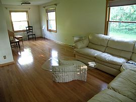 Water Front 4 Bed Single Family Home in Milwaukee, WI (Photo 3 of 8)