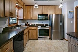  2224 Overlook Dr, Bloomington, Mn 55431 3 Bedrooms,3 Bath in Minneapolis, MN (Photo 2 of 8)