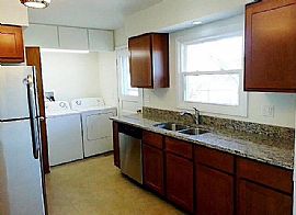 3 Bd, 2 Ba, 1,375 Sqft in Elk Grove Village, IL (Photo 4 of 12)