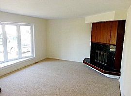 3 Bd, 2 Ba, 1,375 Sqft in Elk Grove Village, IL (Photo 8 of 12)