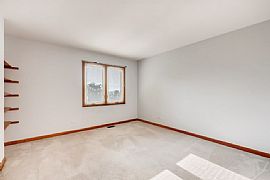 6556 Glenwood Dr in Saint Charles, IL (Photo 2 of 7)