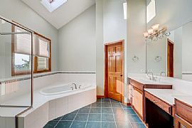 6556 Glenwood Dr in Saint Charles, IL (Photo 5 of 7)