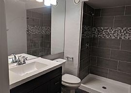 Luxury Three Bedroom and 2 Bathrooms in Chicago, IL (Photo 7 of 10)