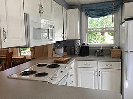 10 Lenox St, New London, Ct 06320 in New London, CT (Photo 3 of 12)