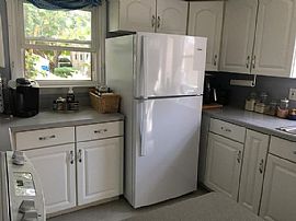 10 Lenox St, New London, Ct 06320 in New London, CT (Photo 4 of 12)