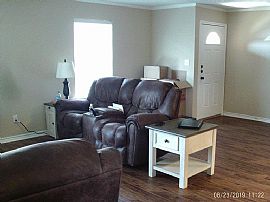 Charming 3 Bed,2 Baths and Nice Neighborhood  in Texarkana, TX (Photo 3 of 9)