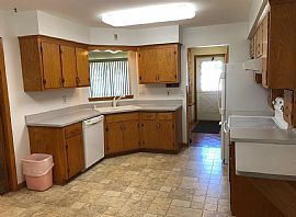 1707 Spruce Ct, South Milwaukee, Wi 53172 in South Milwaukee, WI (Photo 3 of 12)