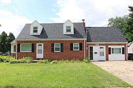 2324 60th St, Des Moines, Ia 50322  Spacious and Wonderful Place in Des Moines, IA