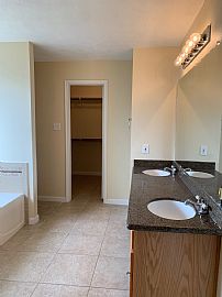 Clean4br 2-1/2 Bath in Houston, TX (Photo 5 of 12)