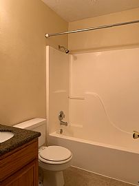 Clean4br 2-1/2 Bath in Houston, TX (Photo 6 of 12)