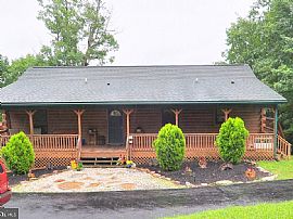 1810 Parkside Dr, Berkeley Springs, Wv 25411 in Berkeley Springs, WV