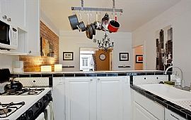 Convenient 1st Floor Condo with Sunny Patio For Indoor-Outdoor! in San Francisco, CA (Photo 7 of 12)