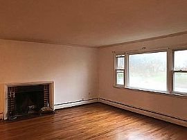 70 Pocahontas Dr, West Hartford, Ct 06117 in Bishops Corner, CT (Photo 4 of 9)