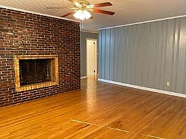 1042 N Pine St, Florence, Al 35630 in Florence, AL (Photo 2 of 12)