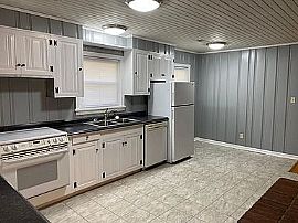 1042 N Pine St, Florence, Al 35630 in Florence, AL (Photo 4 of 12)