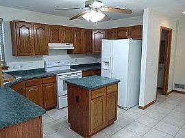 205 Manchester Dr, Waukesha, Wi 53188 in Waukesha, WI (Photo 6 of 10)