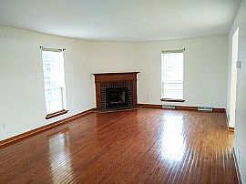 205 Manchester Dr, Waukesha, Wi 53188 in Waukesha, WI (Photo 7 of 10)