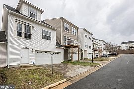 Townhouse For Rent in Woodbridge, VA (Photo 2 of 12)