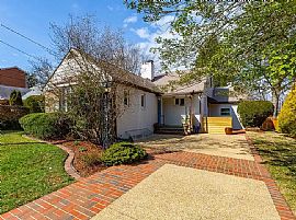 Stunning Mid Century Modern in Turnkey Condition in Washington, DC