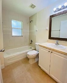 Lovely 3 Bedroom Home in Fort Pierce, FL (Photo 11 of 12)