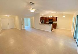 Lovely 3 Bedroom Home in Fort Pierce, FL (Photo 4 of 12)