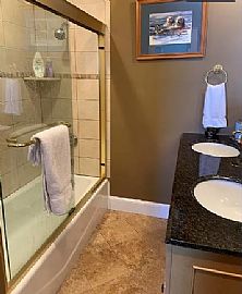 180 Bayview Ave, Portsmouth, Ri 02871 in Portsmouth, RI (Photo 11 of 12)