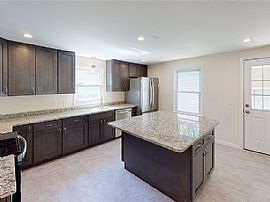 4bed 2bath in Nashua, NH (Photo 3 of 6)