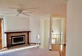 Charming 1 Bedroom 1 Bathroom  in Saint Paul, MN (Photo 2 of 12)