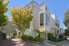 Fantastic Tri-Level 2bed/ 2bath Town-Home Available! in San Francisco, CA (Photo 2 of 12)