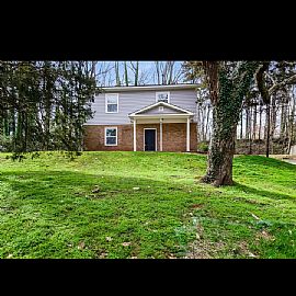 An Adorable Cottage Just a Block From Rhodes. in Charlotte, NC