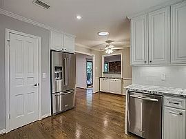 Charming 3 Bed / 3 Bath in Dallas, TX (Photo 8 of 12)