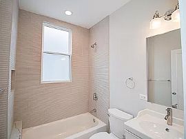 Charming 2 Bedroom in Chicago, IL (Photo 4 of 5)