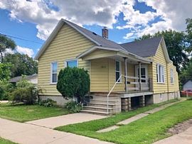 1611 Shore Dr, Marinette, Wi 54143 in Marinette, WI