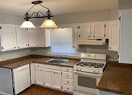 Spacious 4bedroom Home Available @ Elmhurst   in Elmhurst, IL (Photo 11 of 11)