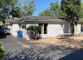 Spacious 4bedroom Home Available @ Elmhurst   in Elmhurst, IL (Photo 2 of 11)