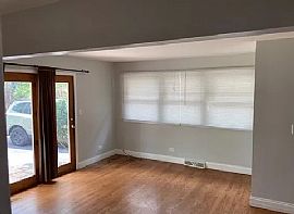 Spacious 4bedroom Home Available @ Elmhurst   in Elmhurst, IL (Photo 3 of 11)