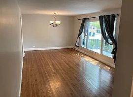 Spacious 4bedroom Home Available @ Elmhurst   in Elmhurst, IL (Photo 5 of 11)