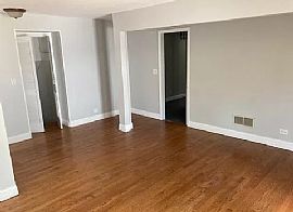 Spacious 4bedroom Home Available @ Elmhurst   in Elmhurst, IL (Photo 7 of 11)