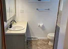 Spacious 4bedroom Home Available @ Elmhurst   in Elmhurst, IL (Photo 9 of 11)