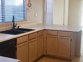 Luxurious 3 Bedroom Home  in Phoenix, AZ (Photo 8 of 12)