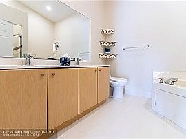 383 E Coral Trace Cir, Delray Beach, Fl  in Delray Beach, FL (Photo 7 of 8)