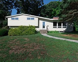10 Guzeika Rd, North Kingstown, Ri 02852 in North Kingstown, RI