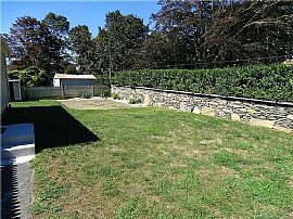 15 Bayshore Dr, New London, Ct 06320 in New London, CT (Photo 11 of 11)