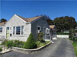 15 Bayshore Dr, New London, Ct 06320 in New London, CT (Photo 2 of 11)