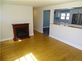 15 Bayshore Dr, New London, Ct 06320 in New London, CT (Photo 3 of 11)