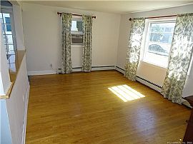 15 Bayshore Dr, New London, Ct 06320 in New London, CT (Photo 4 of 11)