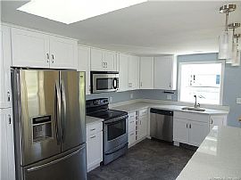 15 Bayshore Dr, New London, Ct 06320 in New London, CT (Photo 6 of 11)