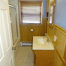 15 Bayshore Dr, New London, Ct 06320 in New London, CT (Photo 7 of 11)