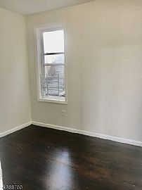 $1,250/mo3 Bd2 Ba950 Square Feet in Newark, NJ (Photo 10 of 10)
